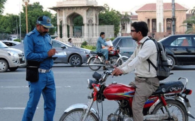 ٹریفک قوانین کی خلاف ورزی کرنے پر موٹرسائیکل سوار کو 60,800 روپے جرمانہ 