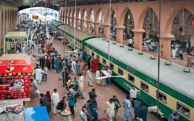  موٹروے کی بندش کے باعث لاہور ریلوے اسٹیشن پر مسافروں کا رش بڑھ گیا