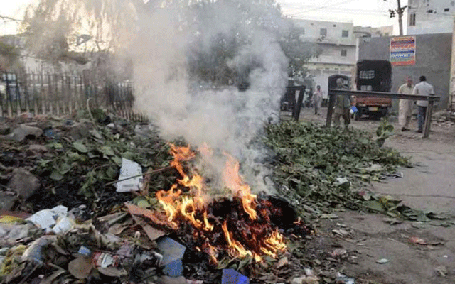 پابندی کے باوجود کوڑا کرکٹ کو آگ لگانے کا سلسلہ بند نہ ہوسکا