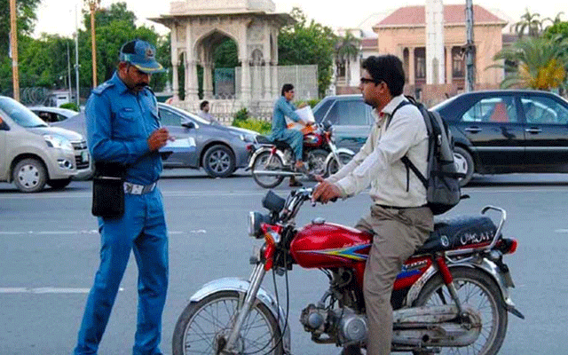 بغیر ہیلمٹ موٹرسائیکل سوارآپے سے باہر، ٹریفک وارڈن پر تشدد